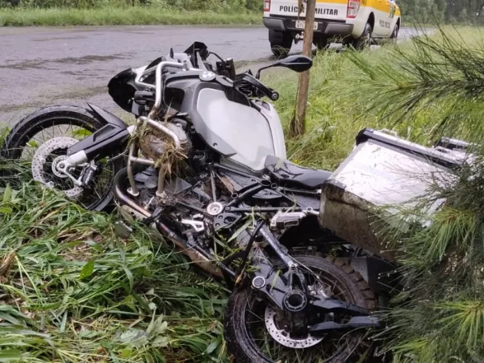 Acidente com motocicleta deixa duas pessoas feridas