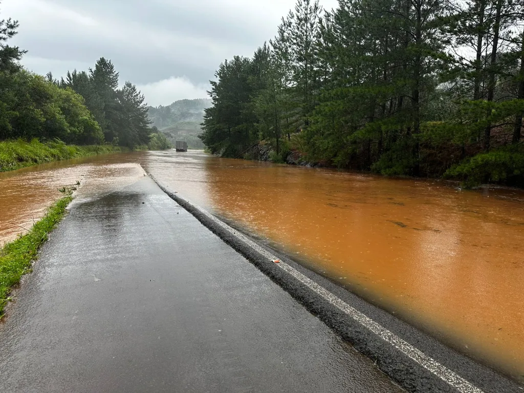 BR-282 km 277 em São José do Cerrito bloqueada devido a água na pista