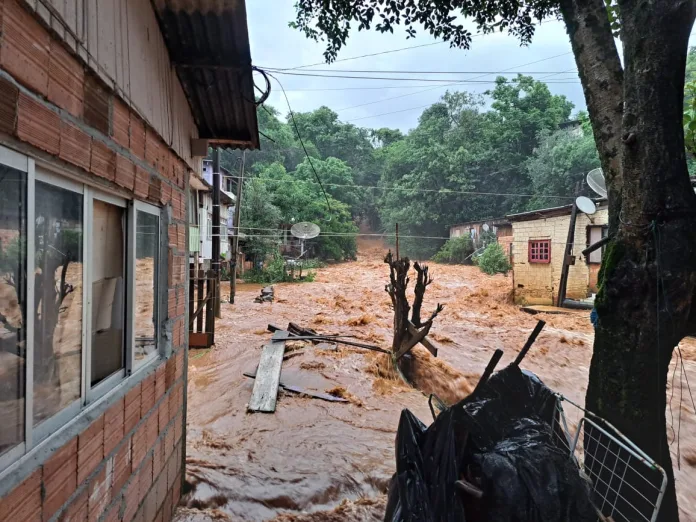 12 pessoas são resgatadas após enxurrada em Videira