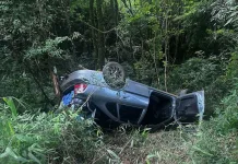 Capotamento no interior de Macieira deixa uma pessoa ferida