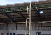 Homem fica ferido ao cair do telhado de um barracão