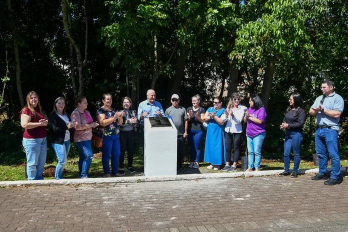 Servidores aposentados plantam árvores no parque do Rio do Peixe em Videira