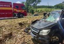 SC-135: Motorista fica ferido após capotar veículo