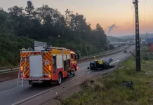 Mulher fica gravemente ferida após carro colidir em barranco na SC-355