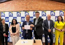 Prefeito de Caçador, Alencar Mendes, assina filiação ao PL