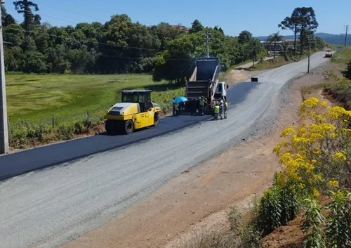Prefeitura de Caçador retoma a pavimentação de estradas do interior