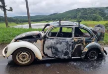 Carro pega fogo na SC-350 em Caçador