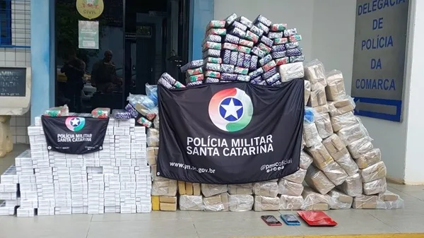 PM e PRF apreendem mais de 200 kg de maconha e cigarros em Caçador