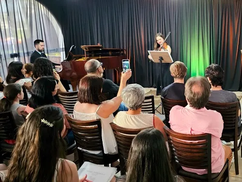 Recital de violino e piano encanta público e inspira jovens talentos