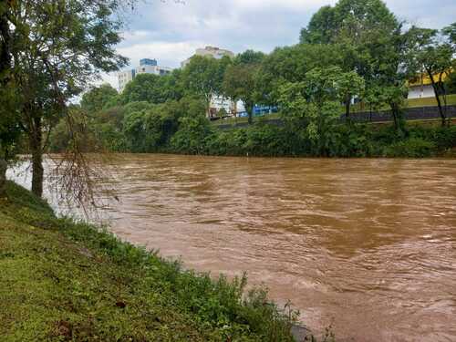 Rio do Peixe baixa mas situação de alerta continua em Caçador
