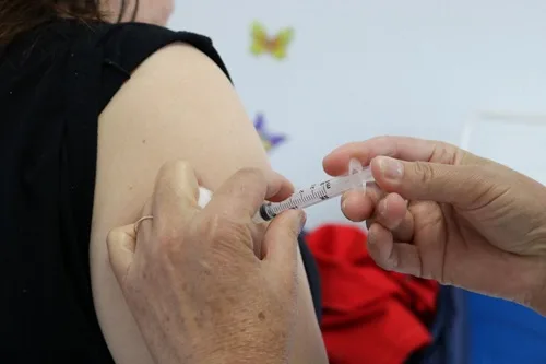 Salas de vacinação atendem em novo horário em Caçador