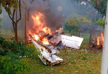Avião cai em praça no interior de São Paulo