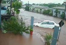 Enxurrada arrasta veículo e motorista morre, no Oeste