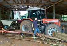 Enxurrada em Rio das Antas: trator com mais de seis toneladas é arrastado pela água