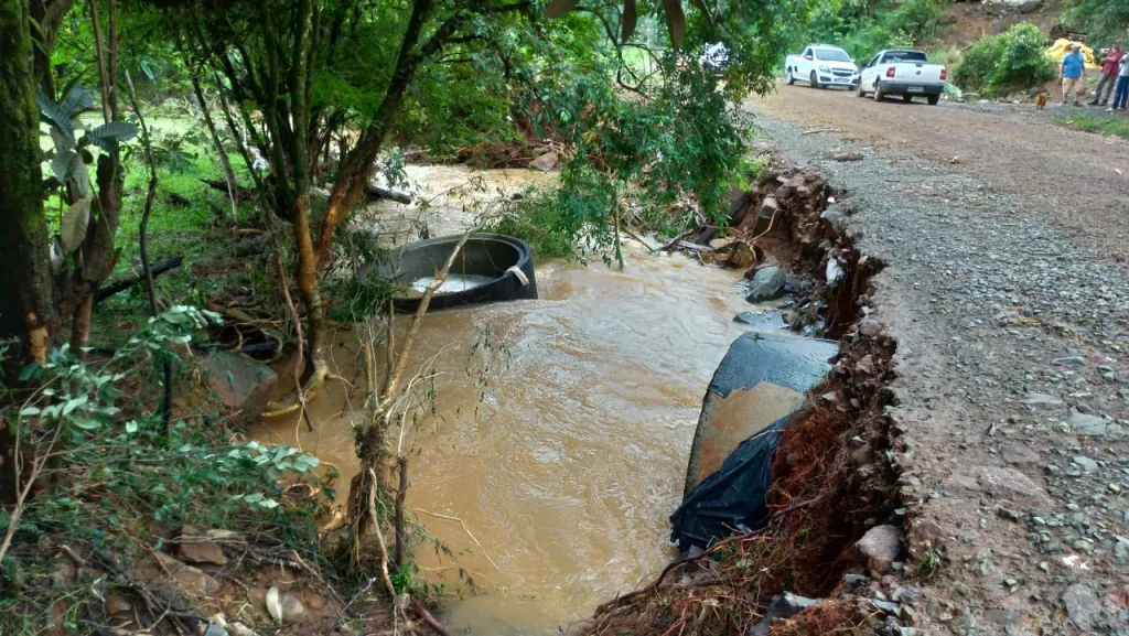 Enxurrada em Rio das Antas trator com mais de seis toneladas é arrastado pela água
