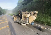 Mulher fica ferida em colisão entre caminhonete e caminhão na SC-355