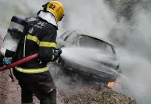 Carro pega fogo após colisão