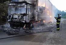 Incêndio em caminhão mobiliza bombeiros de Caçador