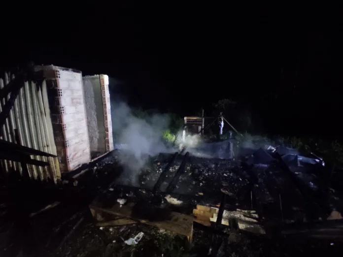 Incêndio em Videira: Casa é consumida pelo fogo no interior do município