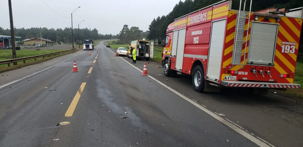 Carro e Caminhão colidem na BR-116, em Santa Cecília