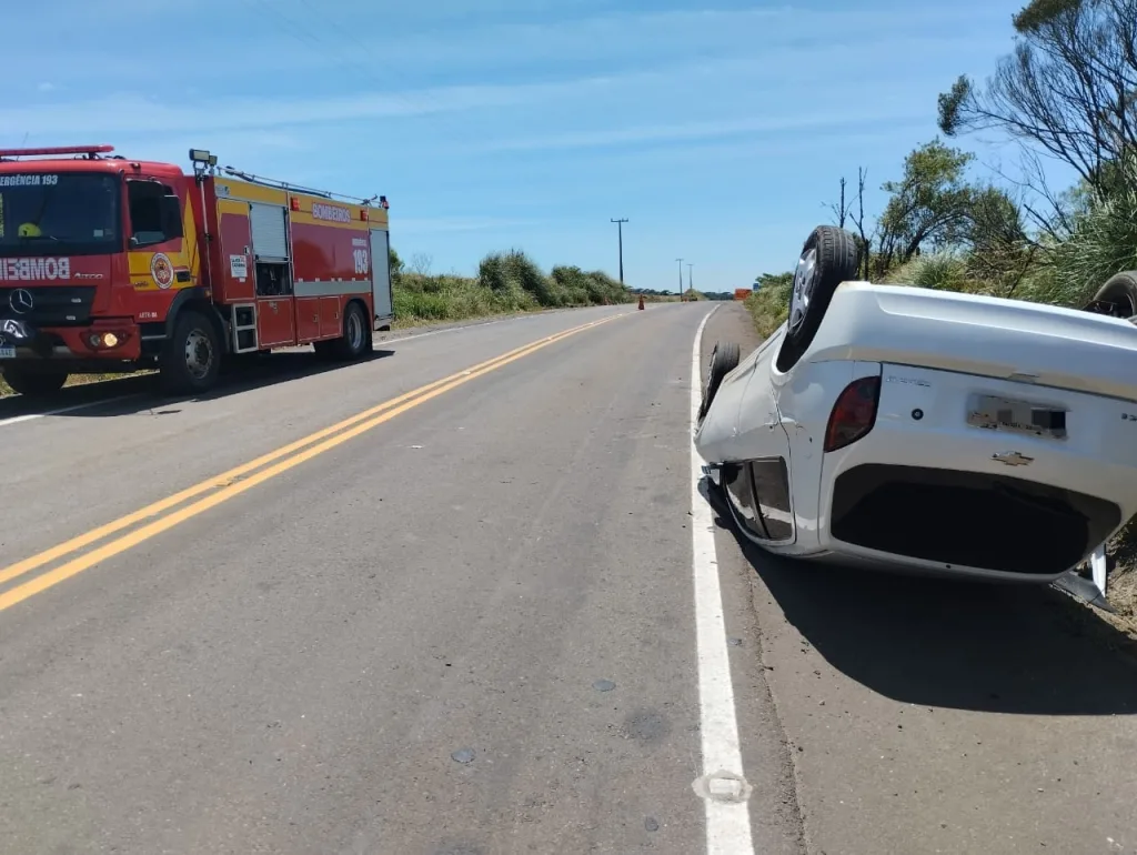 Capotamento com carro de Videira é registrado na SC-464
