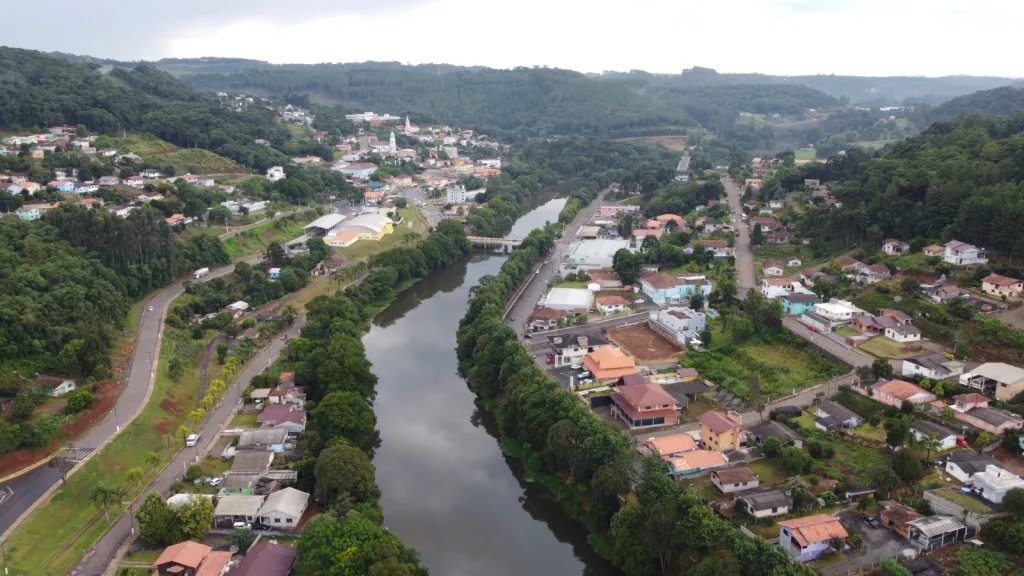 Justiça Eleitoral determina retirada de bandeiras irregulares em Rio das Antas