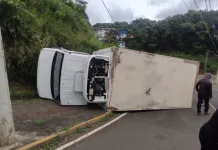 Caminhão tomba no bairro Cibrazém em Videira