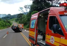 Veículo capota após atropelar pedestre na SC 135