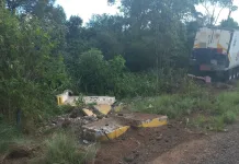 Caminhão destrói ponto de ônibus em Lebon Régis