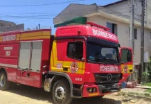 Mulher esquece ceia de Natal no forno e cozinha pega fogo