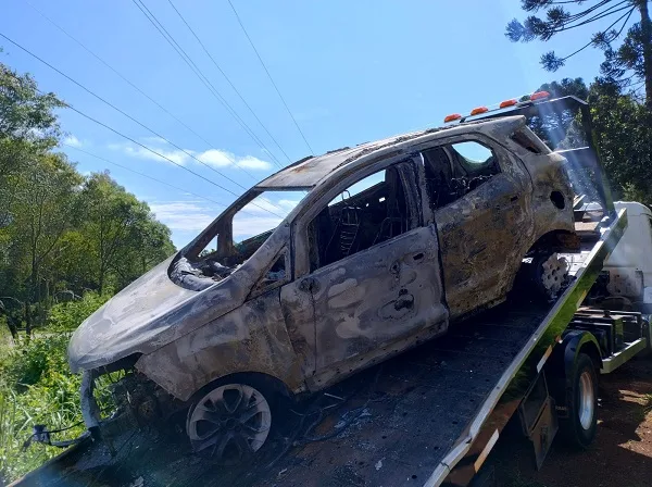Carro é encontrado incendiado em área de mata em Caçador