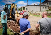 Ruas de Calmon recebem nova rede de abastecimento