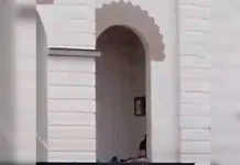 Casal é flagrado em momento íntimo na porta de igreja em SC
