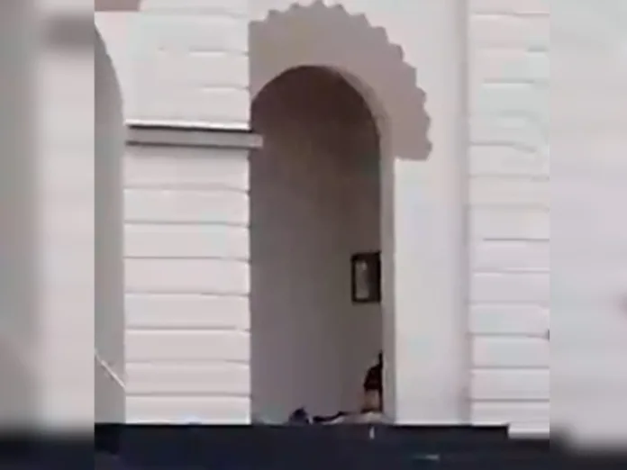 Casal é flagrado em momento íntimo na porta de igreja em SC