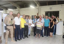 Moradores de Porto União recebem móveis