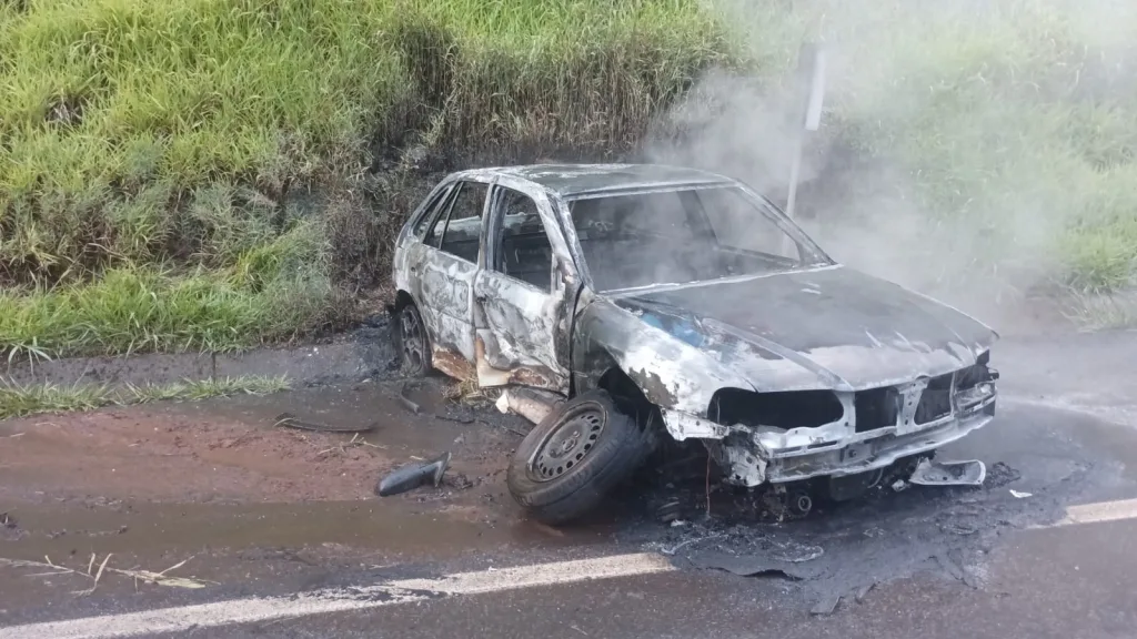 Incêndio destrói carro após acidente na SC-135