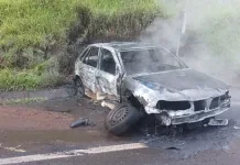 Incêndio destrói carro após acidente na SC-135