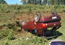 Quatro pessoas ficam feridas em capotamento na SC-452