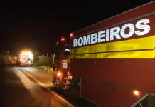 Saída de pista deixa duas pessoas feridas