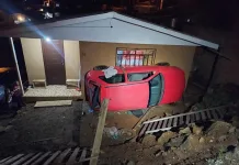 Carro invade pátio de residência em Caçador