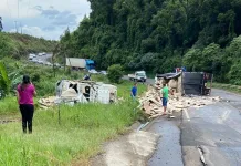 Carro-forte tomba nas margens da SC 135 em Tangará