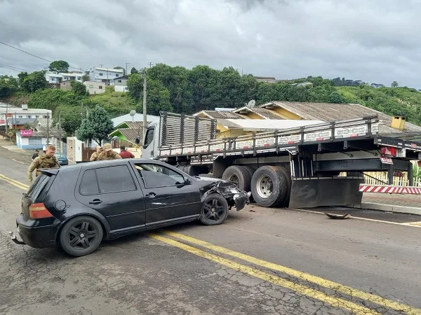 Nova colisão de veículo na rua José Gioppo em Caçador