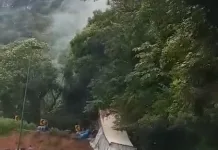 Acidente com caminhão de carga tóxica interdita Serra Dona Francisca