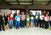 Prefeitura de Ibiam entrega escrituras de terrenos para famílias