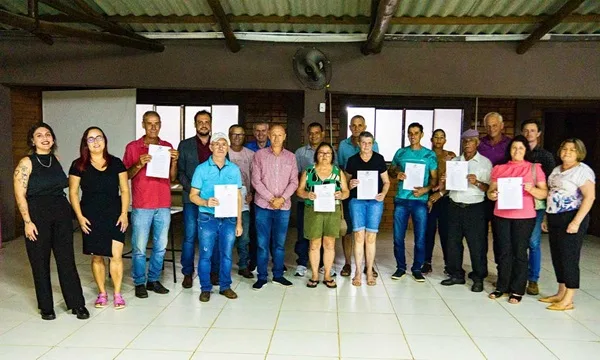 Prefeitura de Ibiam entrega escrituras de terrenos para famílias