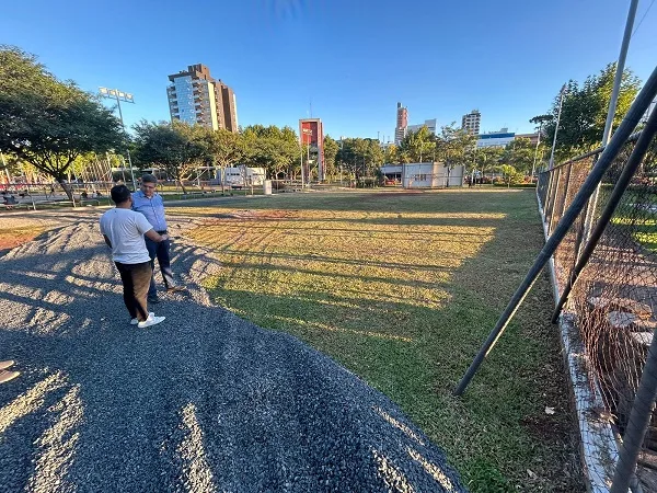 Quadras esportivas de Caçador recebem grama sintética