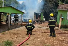 Família de Vargem perde a casa em incêndio
