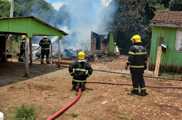 Família de Vargem perde a casa em incêndio