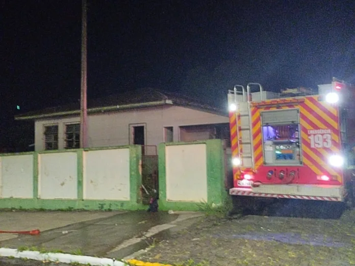 Casa pega fogo em Curitibanos