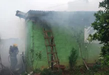 Casa é consumida pelas chamas